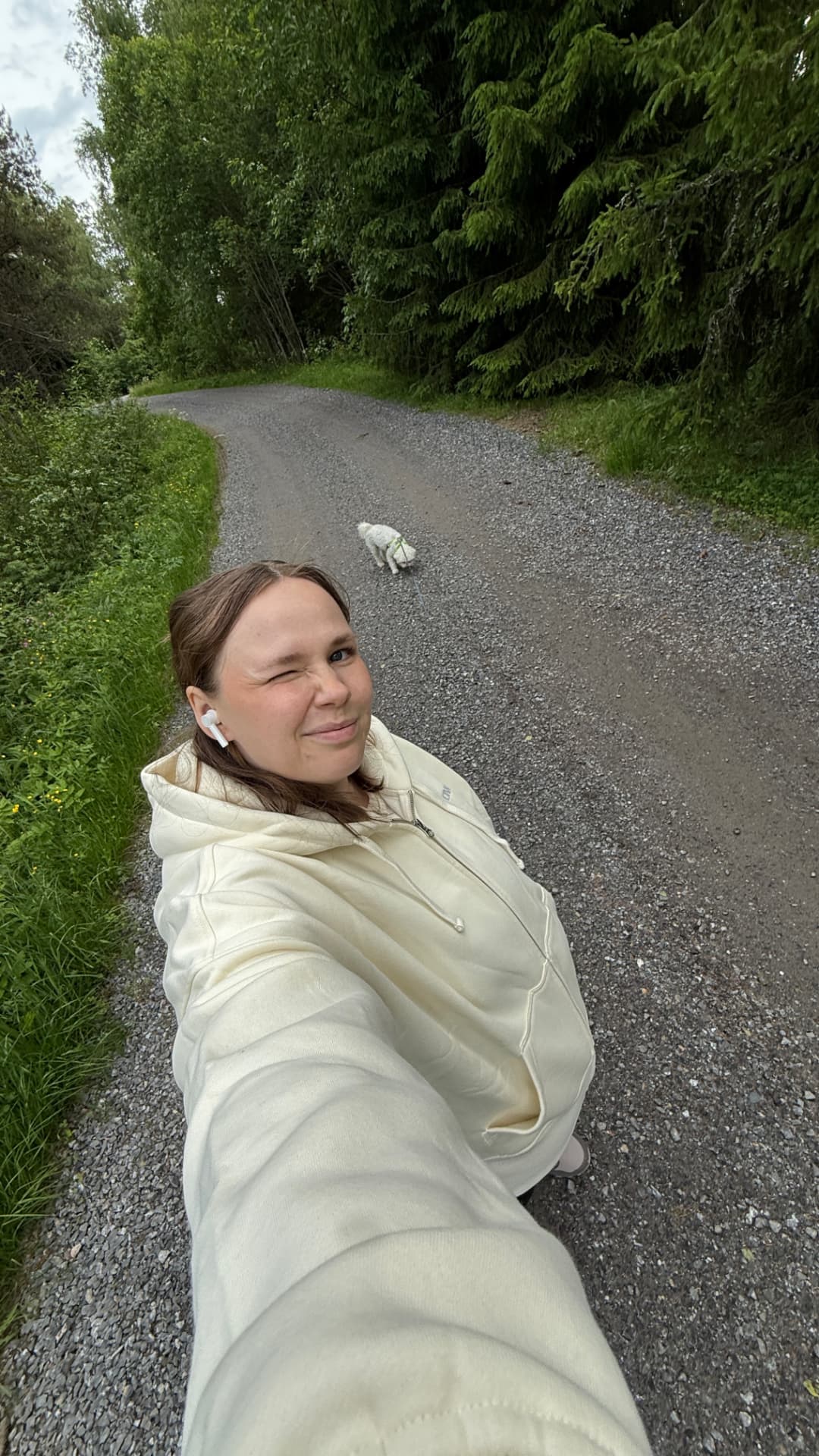 Emma Geisor på en grusväg i skogen tillsammans med sin hund
